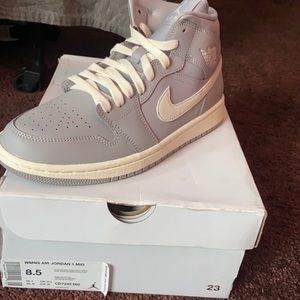 WMNS AIR JORDANS 1 MID